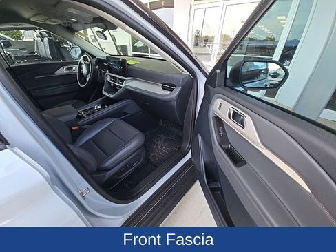 Used 2025 Ford Explorer Active w/ Active Comfort Package RWD image 20