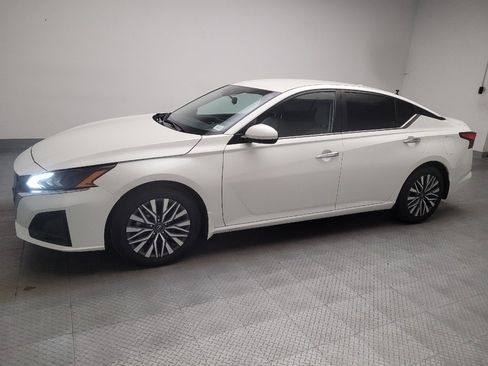Used 2023 Nissan Altima 2.5 SV FWD image 2