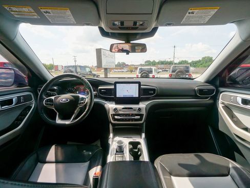 Used 2022 Ford Explorer XLT w/ Equipment Group 202A image 2