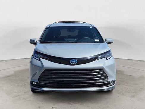Used 2025 Toyota Sienna XLE Woodland Edition AWD/4WD image 8