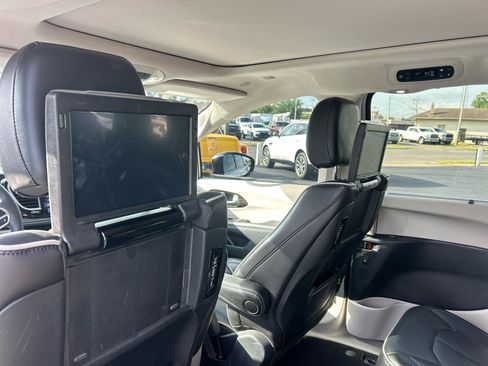 Used 2023 Chrysler Pacifica Limited w/ Uconnect Theater Family Group AWD/4WD image 15