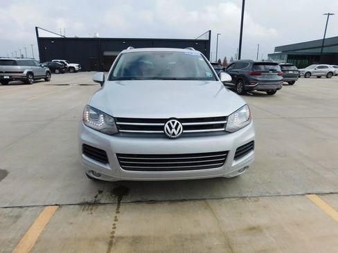 Used 2014 Volkswagen Touareg Sport image 2