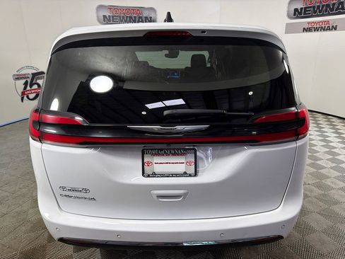 Used 2024 Chrysler Pacifica Touring-L FWD image 4