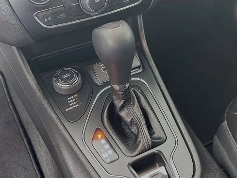 Used 2021 Jeep Cherokee Latitude Plus AWD/4WD image 17