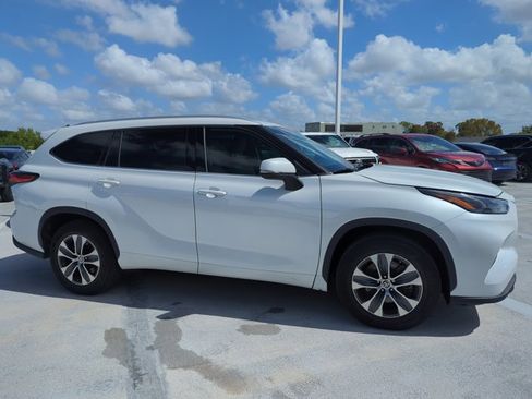 Used 2022 Toyota Highlander XLE image 4