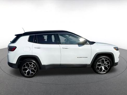 Used 2025 Jeep Compass Limited image 15