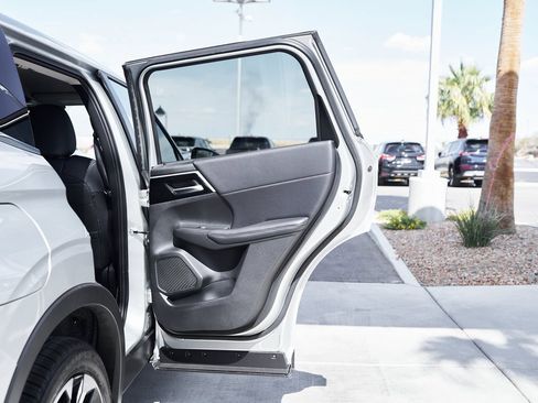 New 2025 Mitsubishi Outlander SE image 13