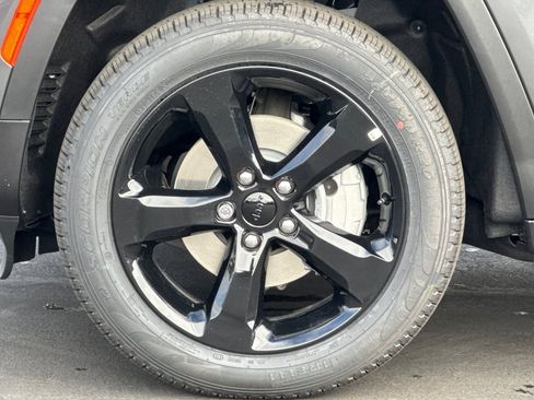 New 2025 Jeep Grand Cherokee Limited w/ Black Appearance Package image 31