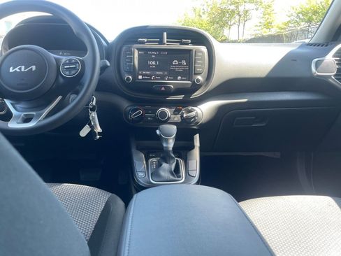 Used 2025 Kia Soul LX w/ LX Technology Package FWD image 17