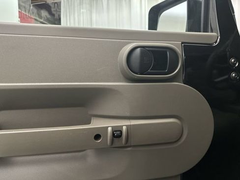 Used 2009 Jeep Wrangler Unlimited Sahara w/ Dual Top Group AWD/4WD image 17