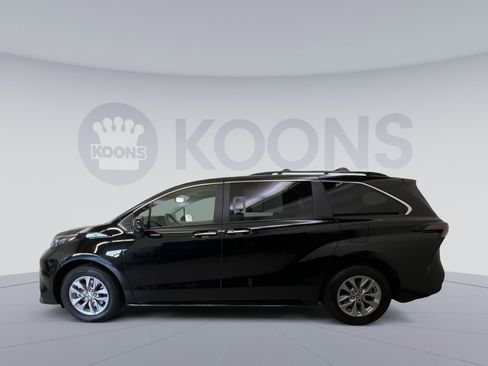 Used 2024 Toyota Sienna XLE w/ XLE Plus Package FWD image 5