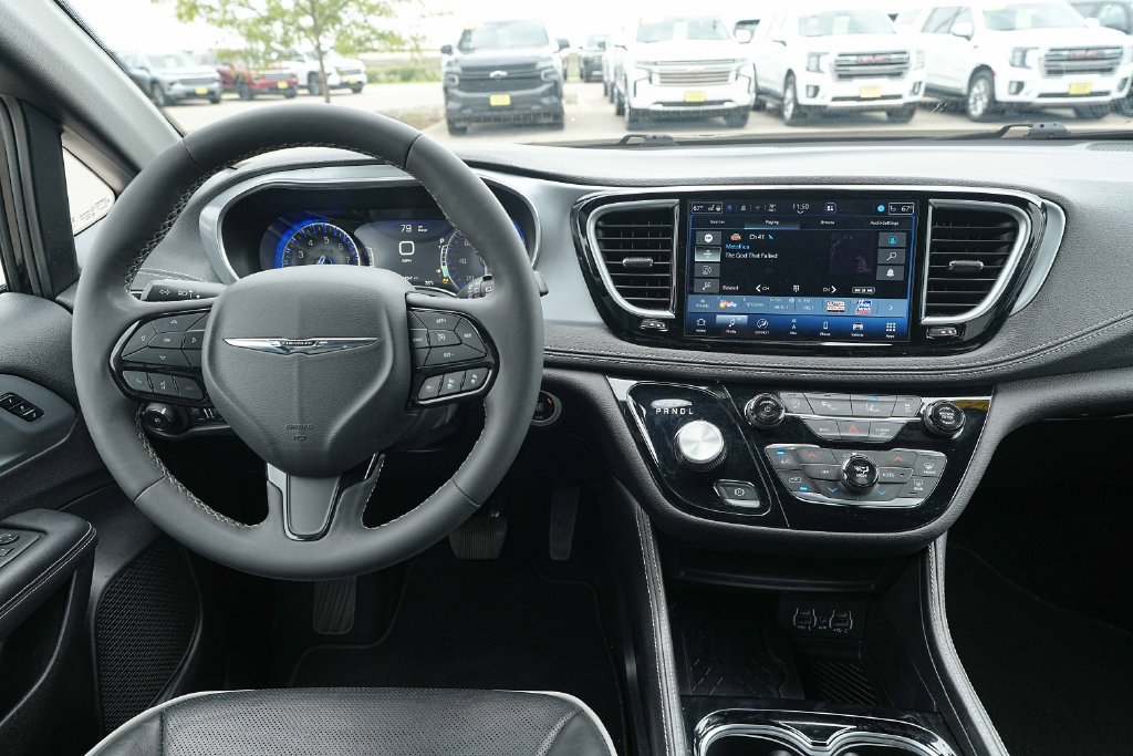 Used 2025 Chrysler Pacifica Limited FWD image 29
