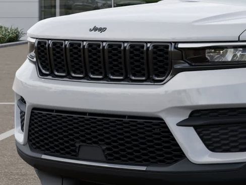 New 2025 Jeep Grand Cherokee Laredo image 11