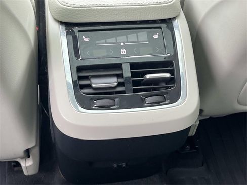 Used 2022 Volvo XC90 T6 Momentum w/ Climate Package image 17