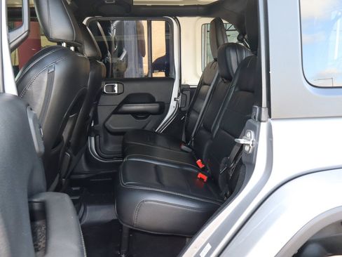 Used 2018 Jeep Wrangler Unlimited Sahara w/ Safety Group AWD/4WD image 8