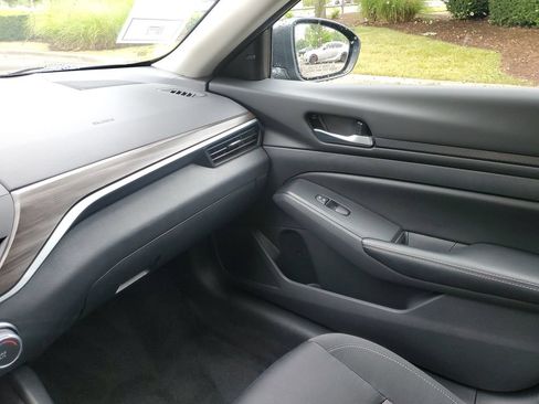 Certified 2025 Nissan Altima 2.5 SV FWD image 30