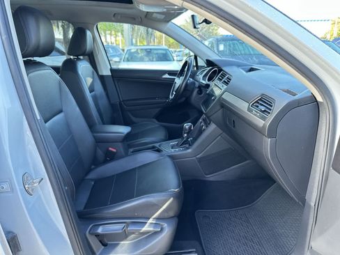 Used 2018 Volkswagen Tiguan SE w/ Panoramic Sunroof Package FWD image 16