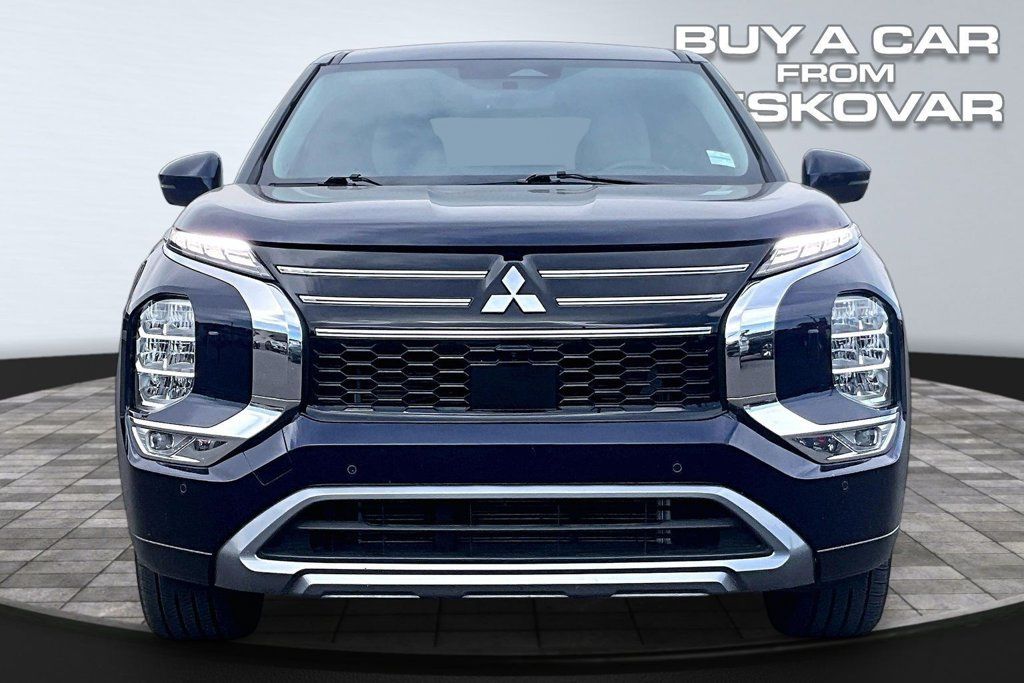 Used 2025 Mitsubishi Outlander SE AWD/4WD image 3
