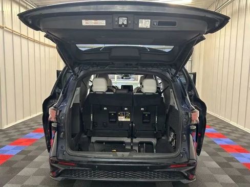 Used 2022 Toyota Sienna XSE AWD/4WD image 12