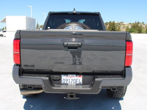 Used 2025 Toyota Tacoma TRD Sport image 4