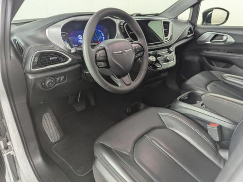 Used 2024 Chrysler Pacifica Limited FWD image 16