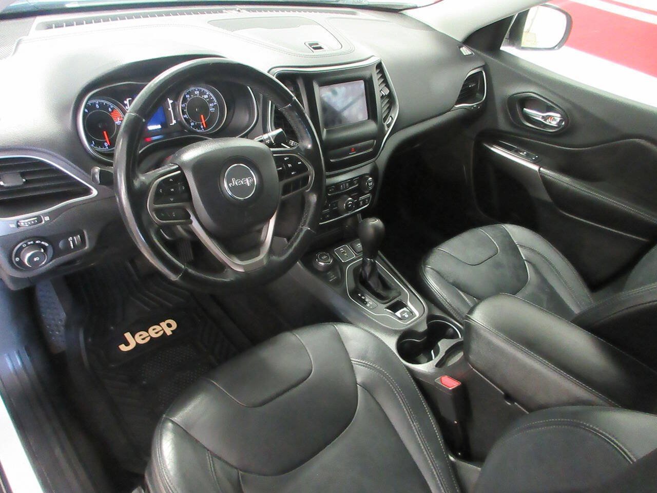 Used 2019 Jeep Cherokee Latitude w/ Cold Weather Group AWD/4WD image 19