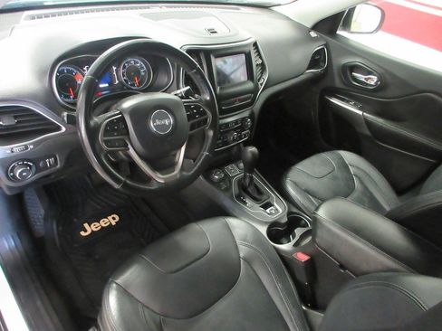 Used 2019 Jeep Cherokee Latitude w/ Cold Weather Group AWD/4WD image 19