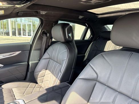 Certified 2023 BMW 760i xDrive w/ Executive Package AWD/4WD image 32