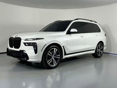Used 2025 BMW X7 xDrive40i w/ M Sport Package AWD/4WD image 3