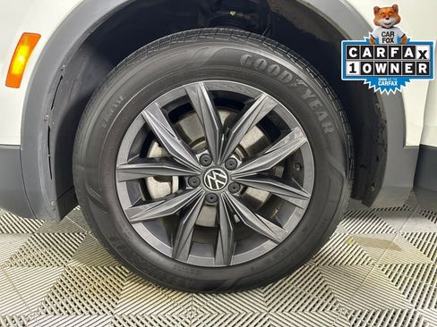 Used 2022 Volkswagen Tiguan SE w/ Panoramic Sunroof Package image 28