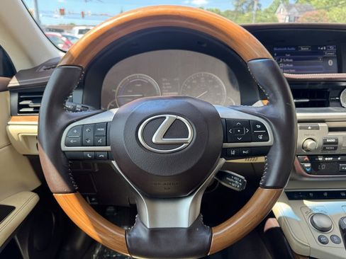 Used 2016 Lexus ES 300h image 20