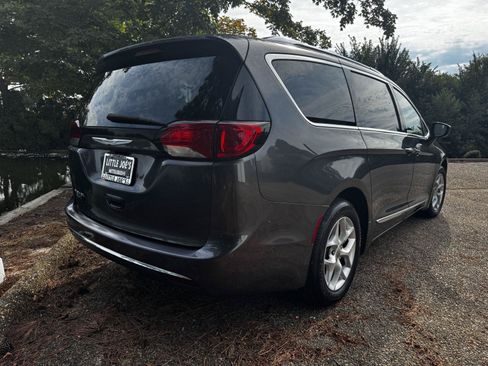 Used 2017 Chrysler Pacifica Touring-L Plus w/ Advanced Safetytec Group FWD image 4