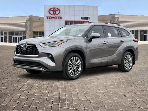 New 2026 Toyota Highlander Platinum image 2