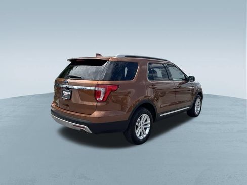 Used 2017 Ford Explorer XLT w/ Equipment Group 202A FWD image 8