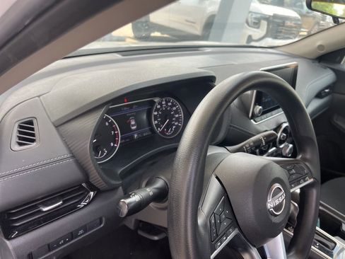 Used 2024 Nissan Sentra SV FWD image 9