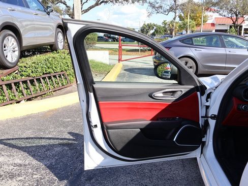 Used 2020 Alfa Romeo Giulia w/ Nero Edizione image 19