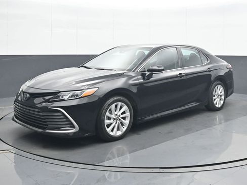 Used 2024 Toyota Camry LE w/ Convenience Package FWD image 2