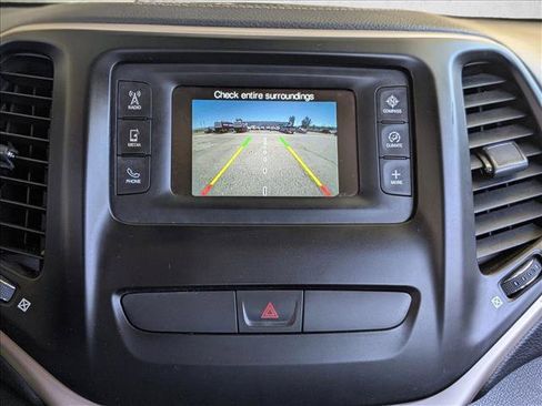 Used 2016 Jeep Cherokee Latitude FWD image 14