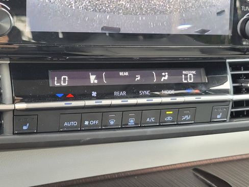 Used 2023 Toyota Sienna XLE image 14