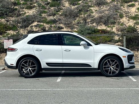 Certified 2022 Porsche Macan image 8