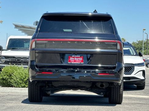 Certified 2025 Lincoln Navigator Reserve AWD/4WD image 4