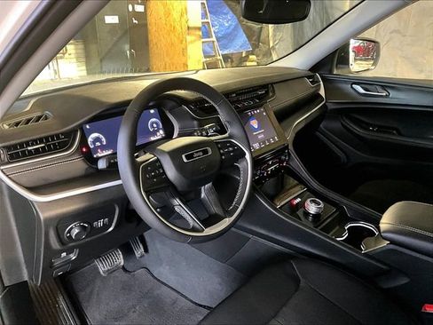 Used 2024 Jeep Grand Cherokee Laredo X image 14