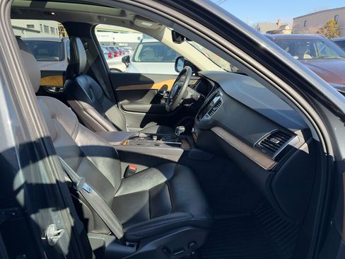 Certified 2022 Volvo XC90 T6 Momentum w/ Climate Package image 25