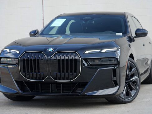 Used 2025 BMW 740i w/ Premium Package RWD image 3
