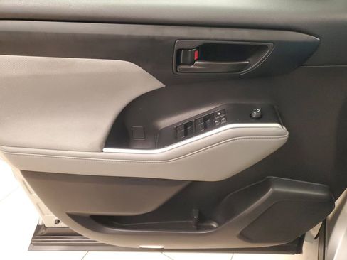 Used 2024 Toyota Highlander LE image 19