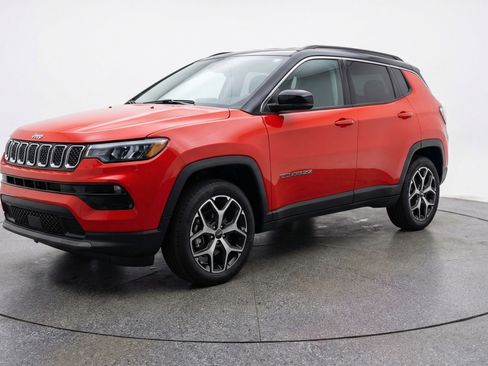 Used 2025 Jeep Compass Limited AWD/4WD image 3