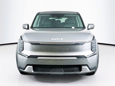 Used 2024 Kia EV9 Light RWD image 2