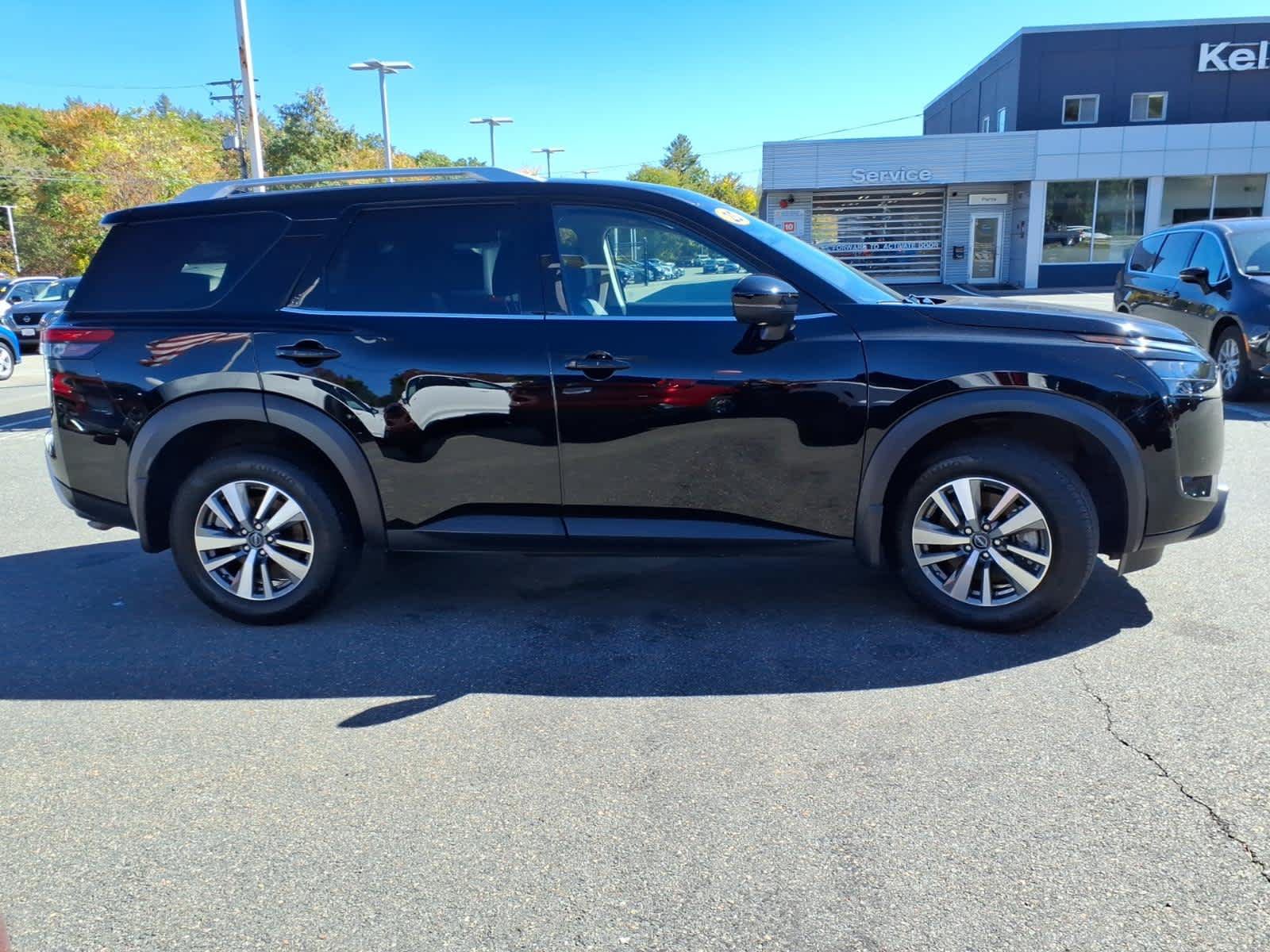 Used 2025 Nissan Pathfinder SL w/ Black Appearance Package AWD/4WD image 4