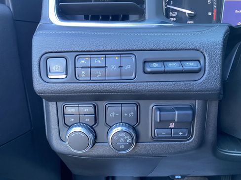 Used 2021 GMC Yukon Denali w/ Denali Premium Package image 18