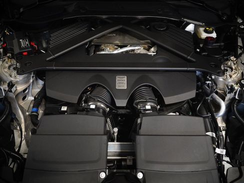 Used 2025 Aston Martin V8 Vantage Coupe image 36